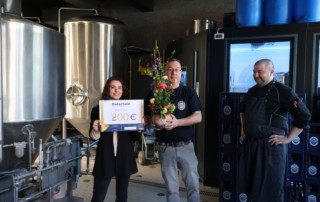 Übergabe an Markus Falenski, Brauhaus-Wirt und Biersommelier des Kühlungsborner Brauhauses.
