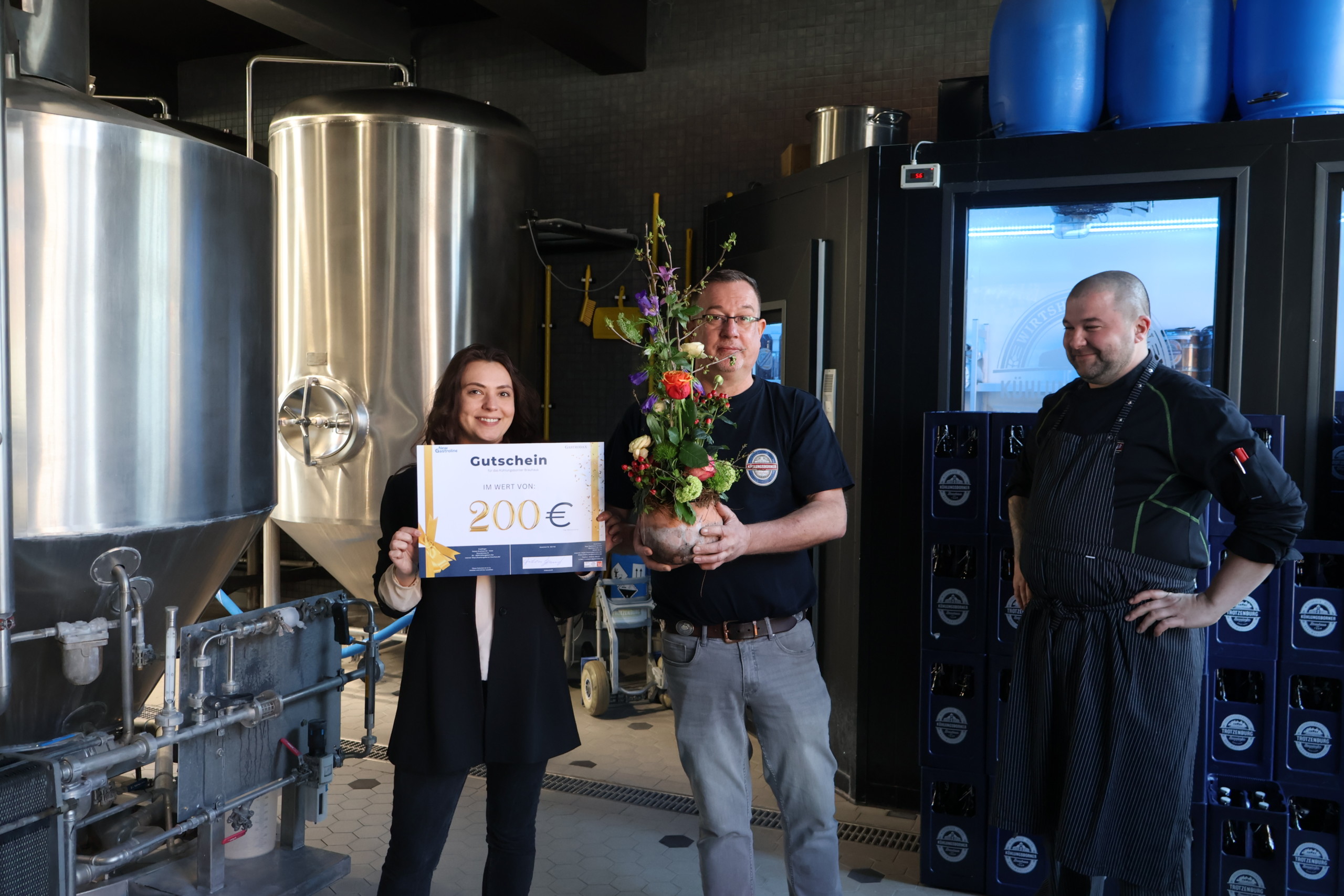 Übergabe an Markus Falenski, Brauhaus-Wirt und Biersommelier des Kühlungsborner Brauhauses.