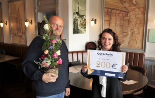 Inhaber Herr Wiedemann und Online Marketing Managerin, Nancy Vaegler bei der Überreichung des 200,- Euro Einkaufsscheck.