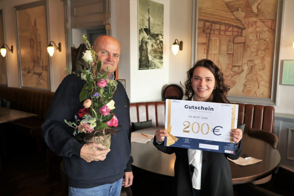 Inhaber Herr Wiedemann und Online Marketing Managerin, Nancy Vaegler bei der Überreichung des 200,- Euro Einkaufsscheck.