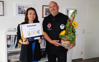 Übergabe des Gutscheins i.H.v. 200€ an den Geschäftsführer Herr Ledder.