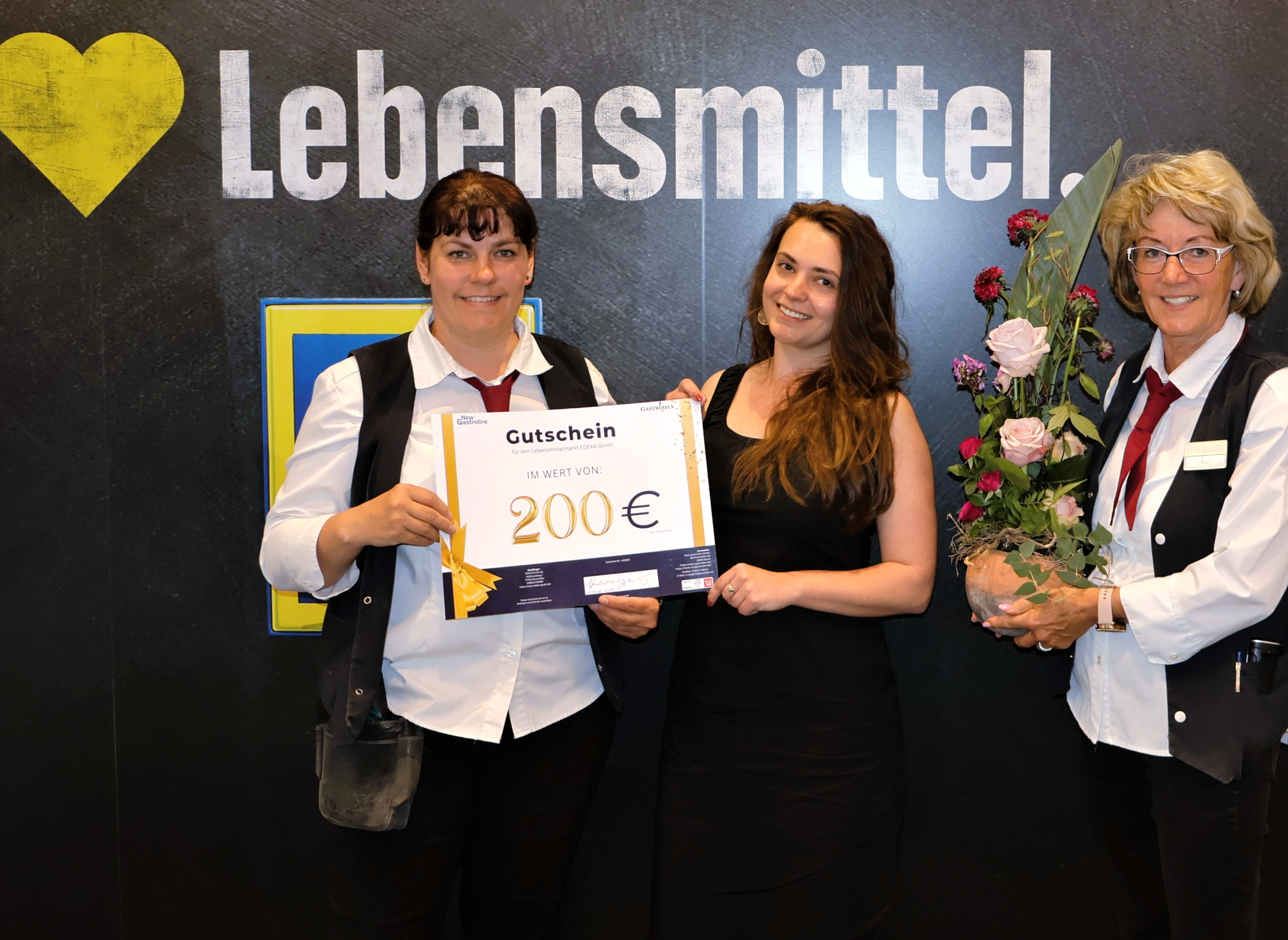 Frau Dorle Groth mit Tochter Manja Groth und New Gastroline Mitarbeiterin Nancy Vaegler im Edeka Markt Neustrelitz zum Gespräch über die iKitchen.
