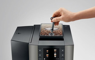 Ein extra großer abschließbarer Bohnenbehälter.