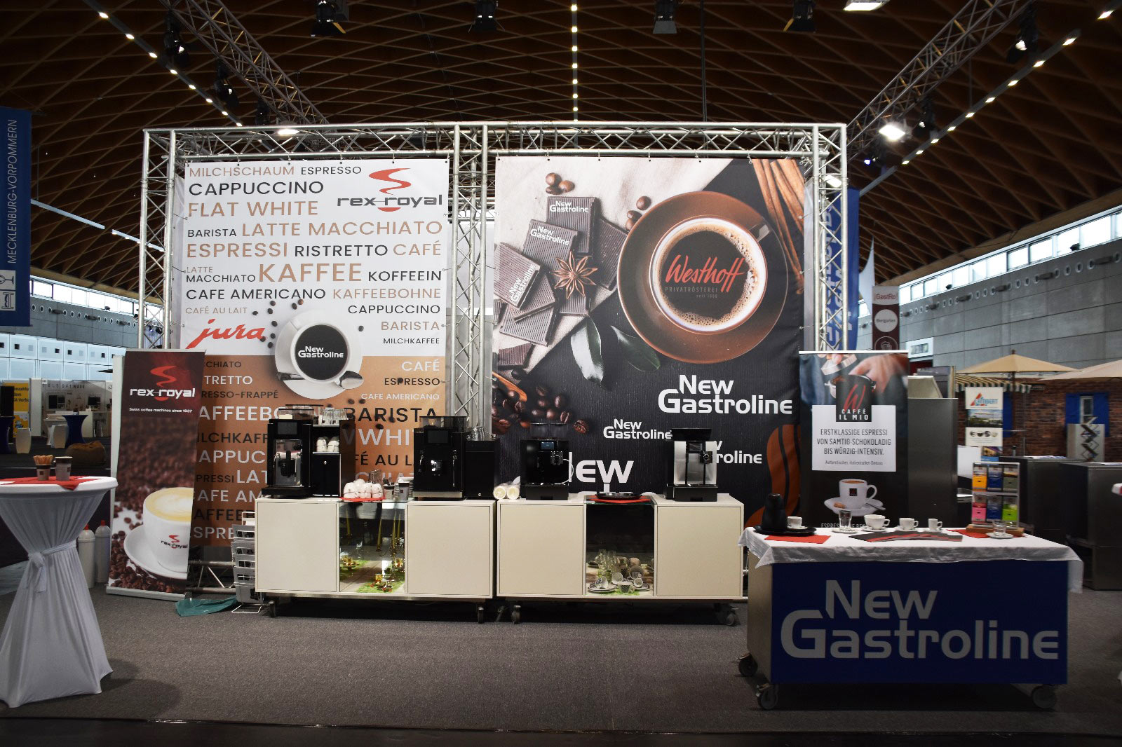 kaffeeecke_messe_gastrodaxjpg Liebevoll gestaltete Kaffee-Ecke am Messestand mit einladendem Ambiente und modernen Kaffeevollautomaten.