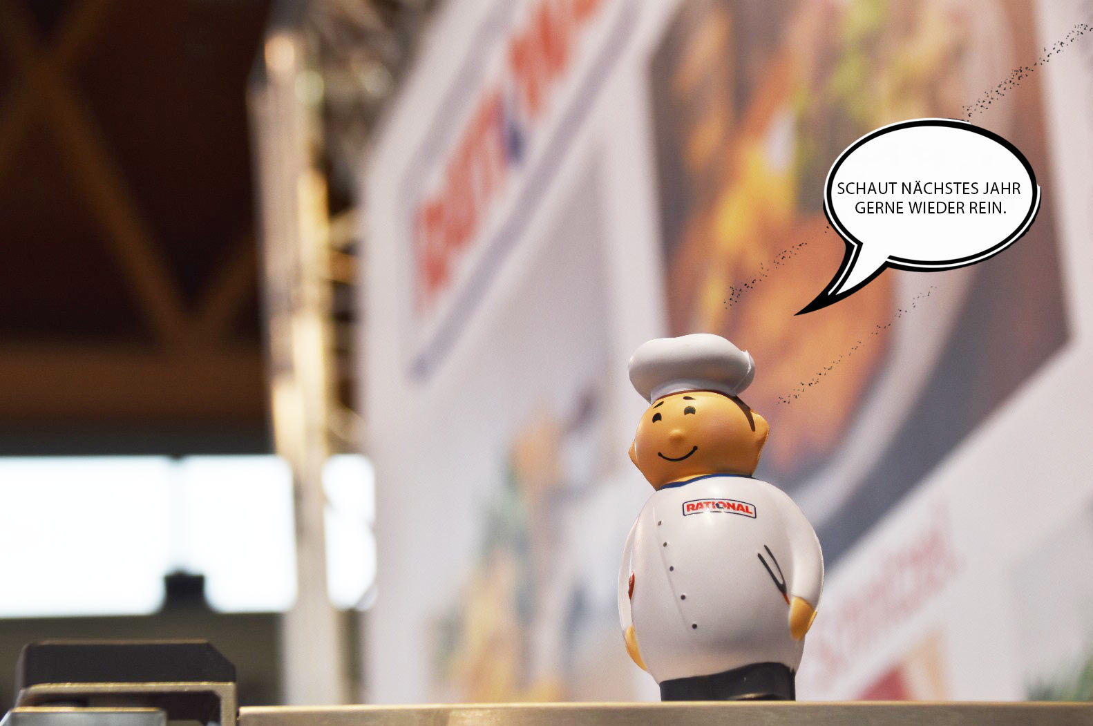 maskottchen_messe_gastrodaxjpg Das GastRo Messe-Maskottchen von Rational mit einer Sprechblase, die sagt: 'Schaut nächstes Jahr wieder rein!