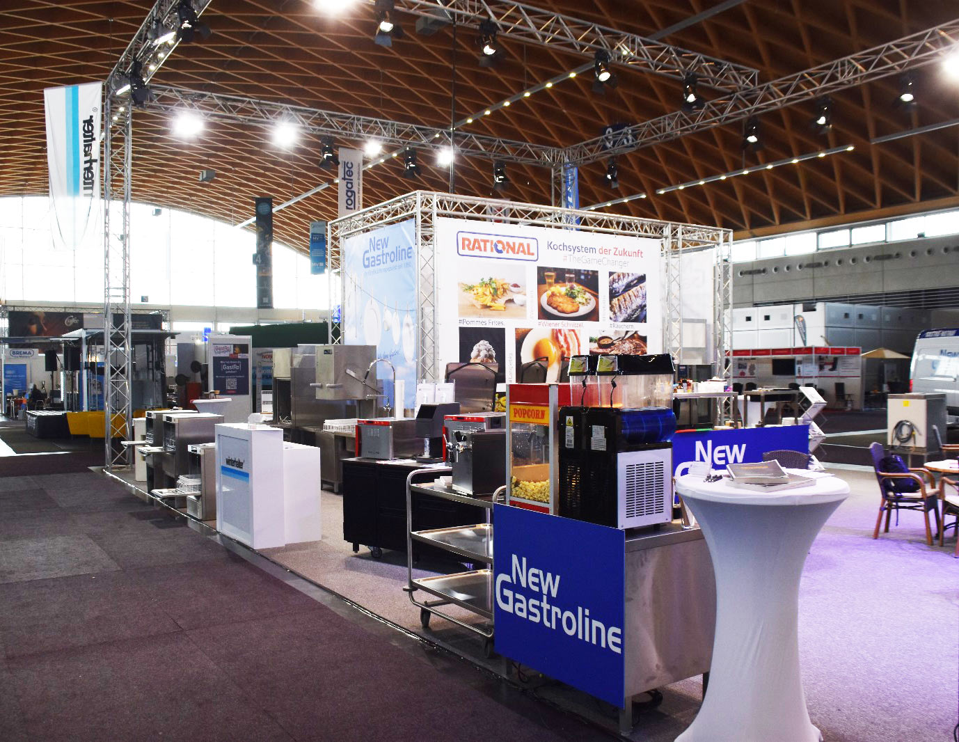 messe_fun_food GastRo Messestand der New Gastroline GmbH mit einer Auswahl an Gastronomiegeräten, darunter Spülmaschinen, eine Slush-Eismaschine, eine Popcornmaschine und Hold-O-Maten.