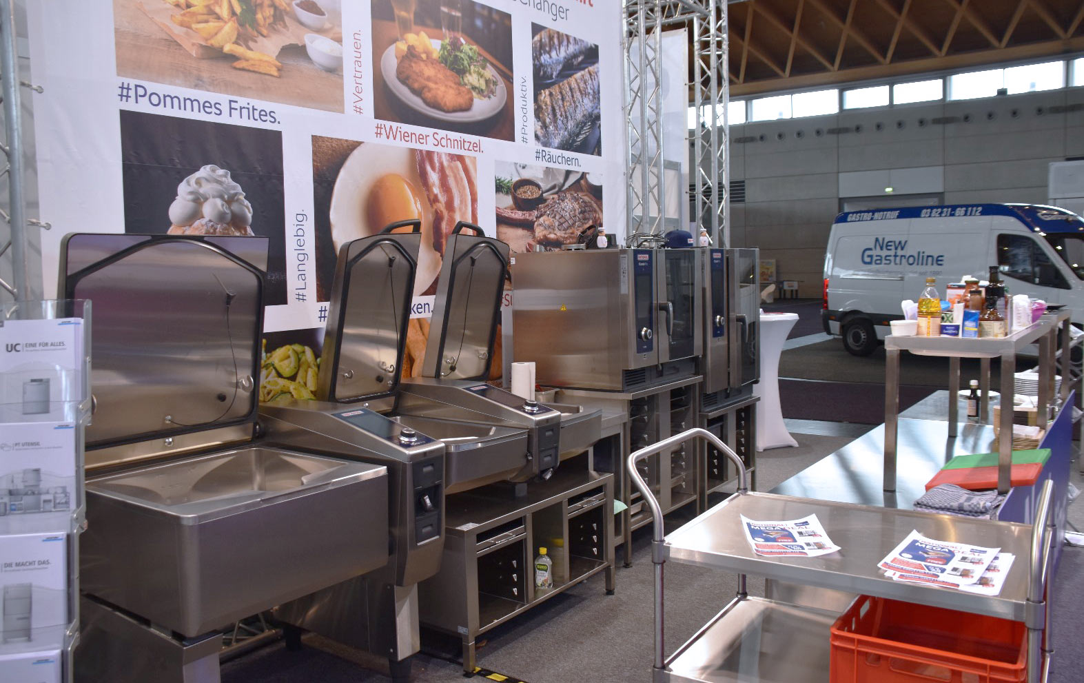 rational_messe_gastrodax Gastronomiegeräte von Rational, darunter Kombidämpfer und moderne Küchentechnik, ausgestellt am Messestand der GastRo.